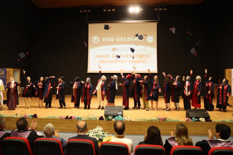 ANNE ÜNİVERSİTESİ ÖĞRENCİLERİ MEZUN OLDU